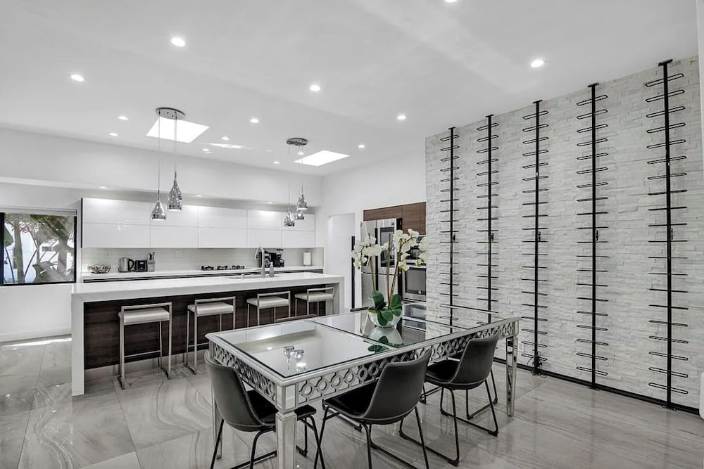 Mansfield Modern - Ultimate Entertainers Oasis With Guest House
