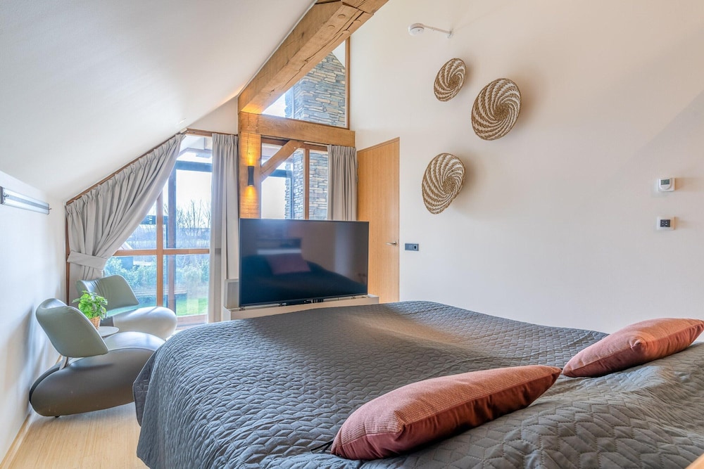 Stylish Overnight Stay With a hot tub and Atmospheric Fireplace