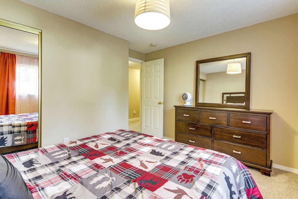 Family Retreat w/ Hot Tub & Game Room in Everett!