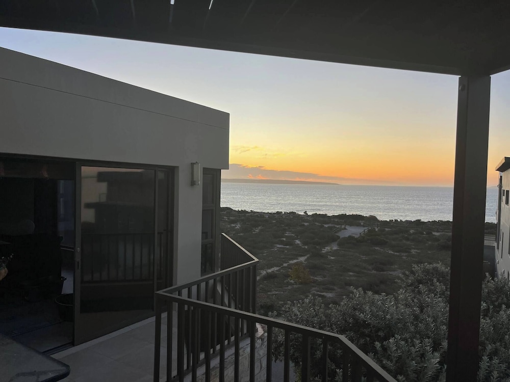 Whispering Waves - Serene Langebaan Getaway With Breathtaking Views