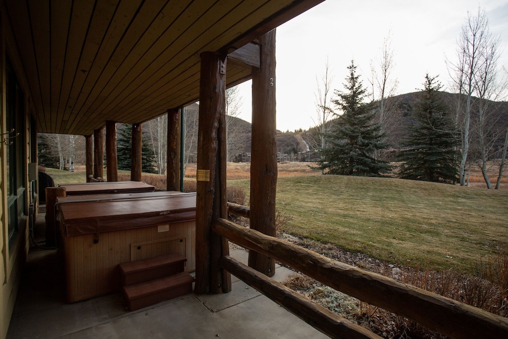 Bristlecone at Deer Valley Resort - Three Bedroom Condo with Hot Tub #101 3 Condo