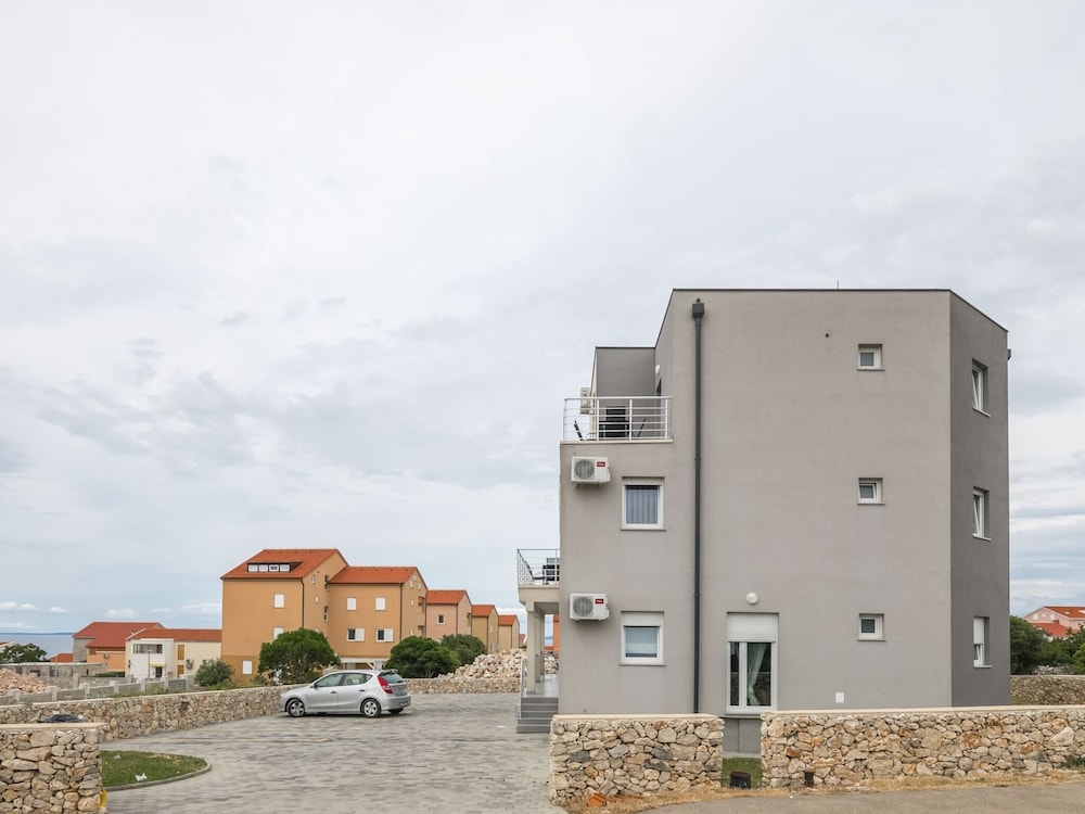 Scenic Apartment in Novalja near Trg Loža & Zrče Beach