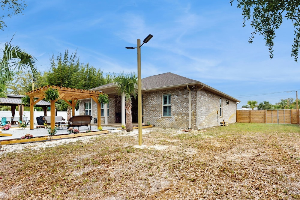 Spacious 5BR w/ Patio & W/D Near Beach