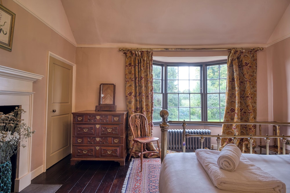 Stunning 4BD Home in Worcestershire