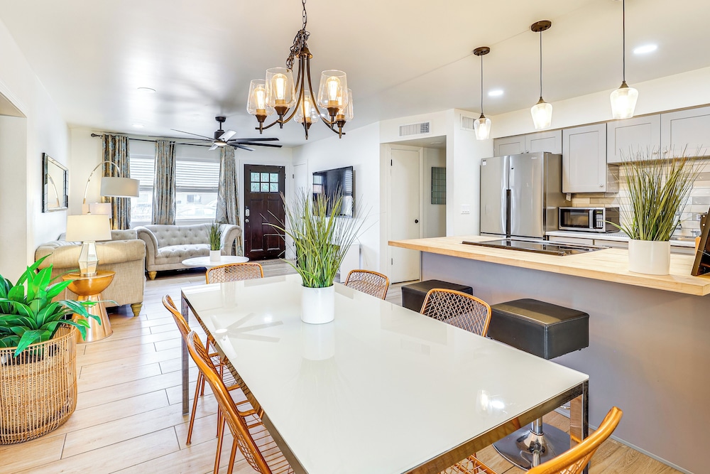 3 Mi to Dtwn Mesa: Home w/ Fenced Backyard!