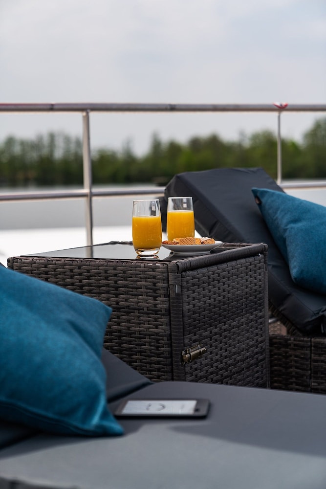 Havel Houseboat Serenity