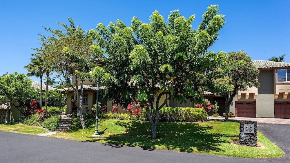 Tropical Escape w/ Lanai, BBQ & Resort Amenities - Vrkcv