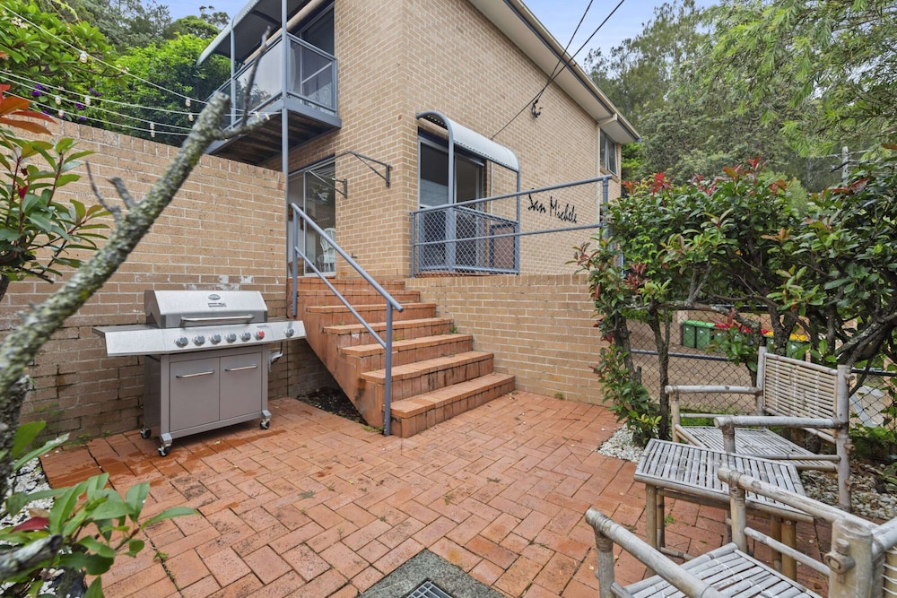 Bright Coastal Townhouse With BBQ & Courtyard