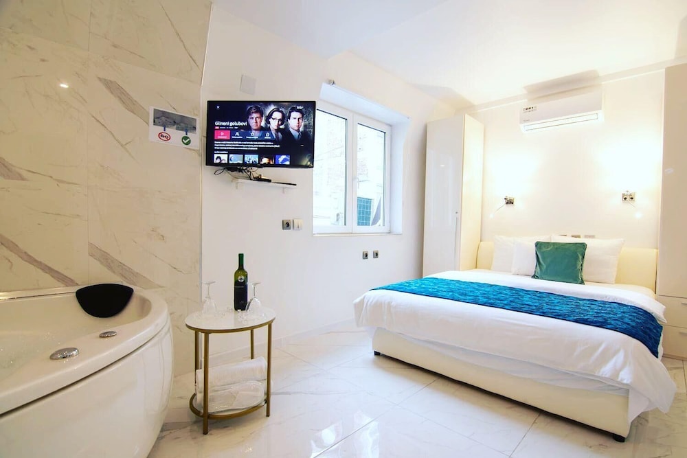 Lumiere Luxe Suites