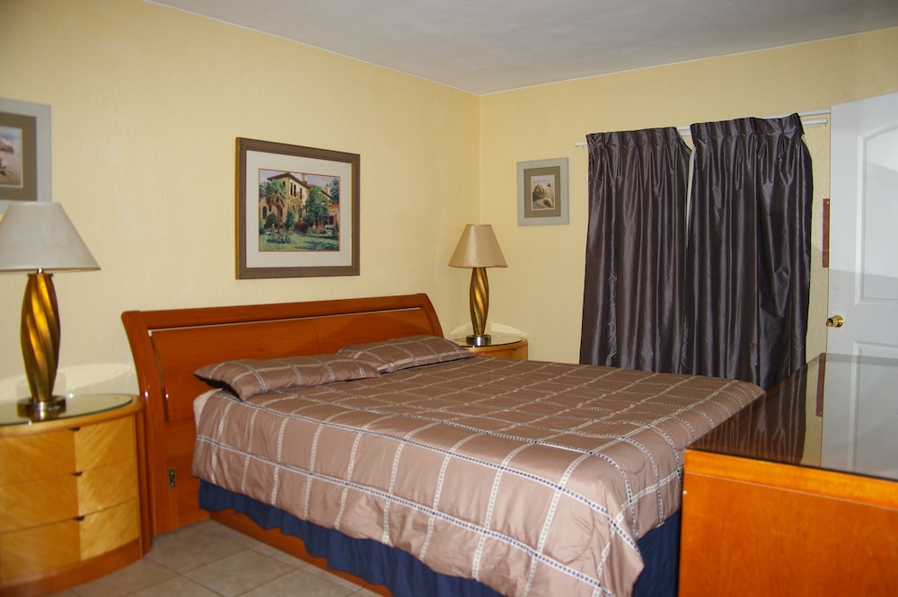 Holiday House Motel