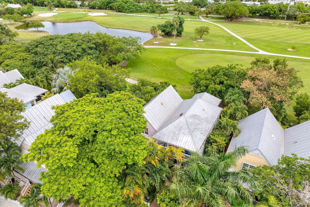 Keys to Paradise by Avantstay Balcony Pool Golf