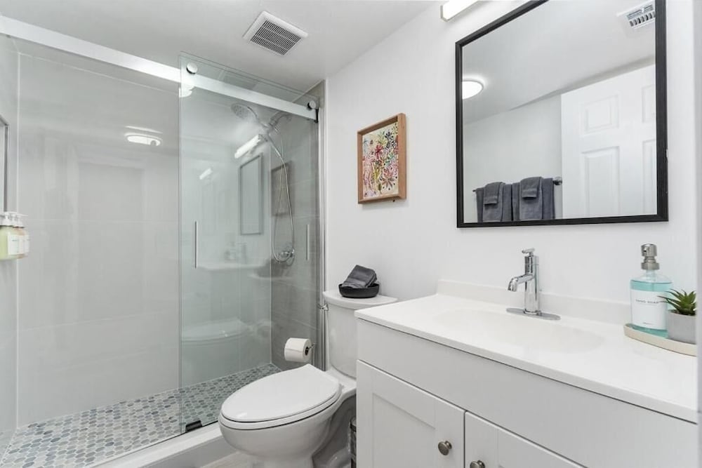 Cozy Modern Apartment - Near Shands & VA