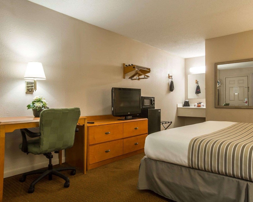 Econo Lodge Inn & Suites Columbus near Fort Benning