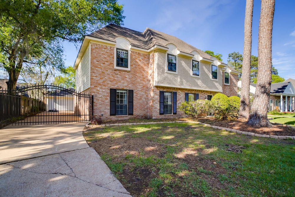 Roomy Houston Rental w/ Home Office & Private Pool view 4