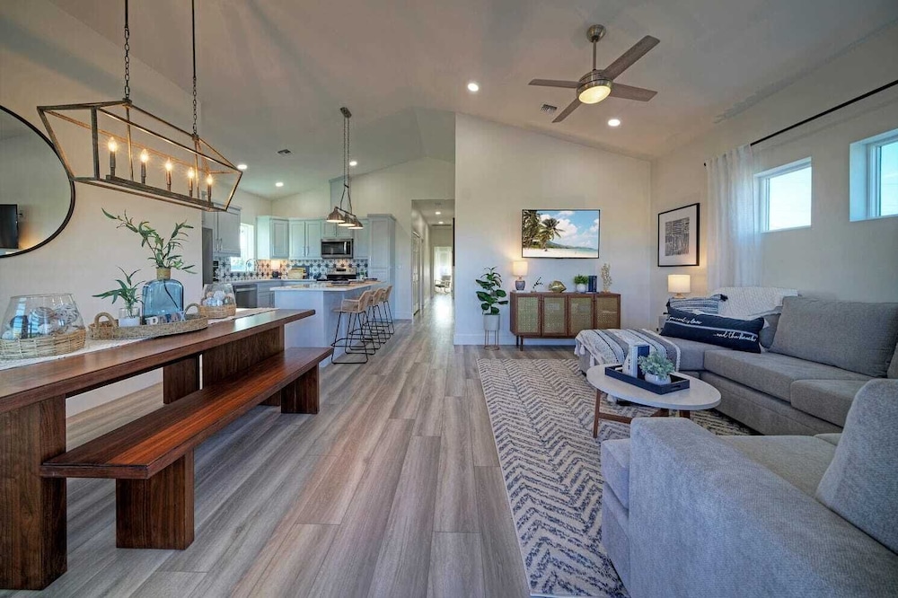 Sleeps 24 2 Homes, Walk to the Beach, Private Pools, Fire Pit, Modern Design