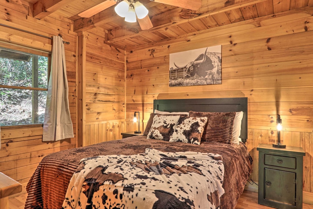 Cabin w/ Hot Tub + Deck, 3 Mi to Pigeon Forge view 2