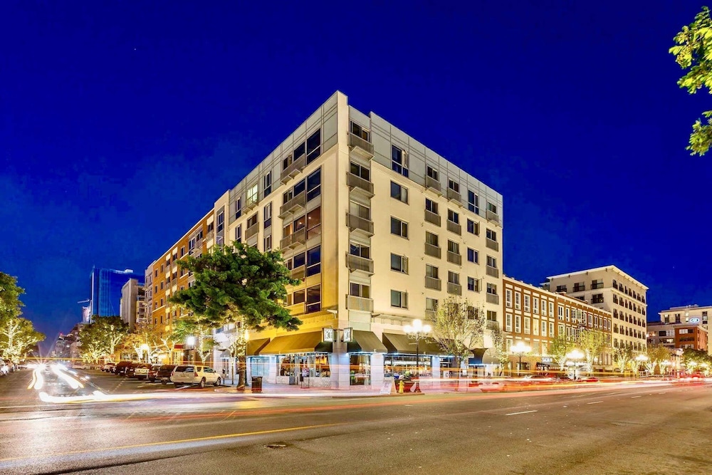 Allura Gaslamp Pool Spa Gym Extra Office Nook