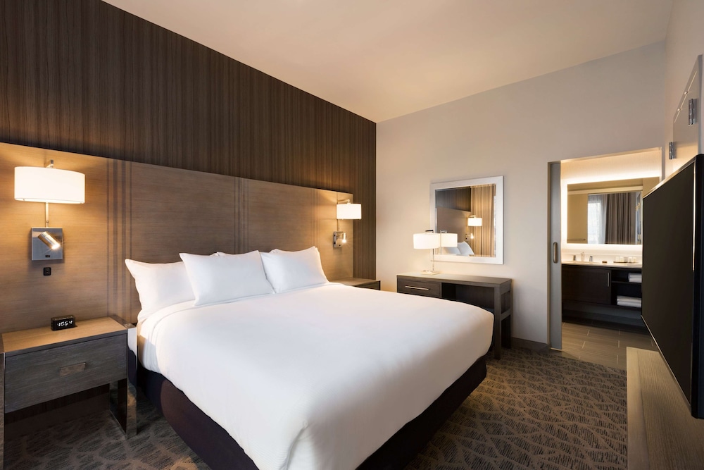 Embassy Suites by Hilton The Woodlands at Hughes Landing - Property Image 29