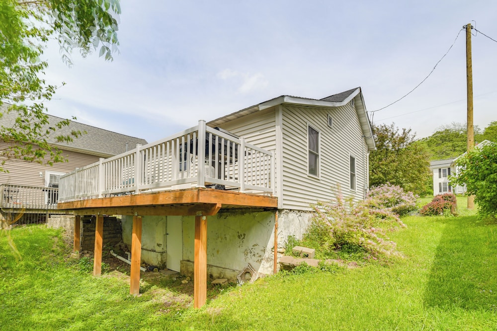 Mississippi River Retreat w/ Views: Walk to Water