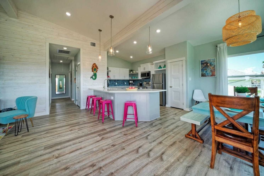 Sleeps 20 2 Modern Homes w/ Private Pool, Deck+patio 3-min Walk to the Beach