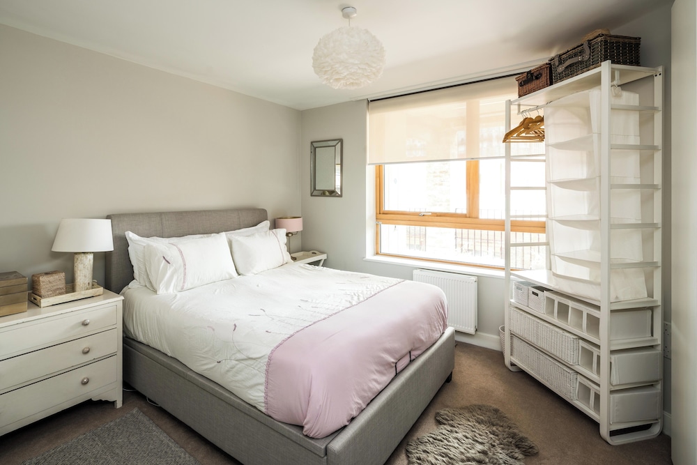 Shiny & Comfy stay with Underground links nearby!