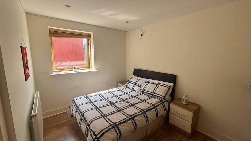 Central Dublin 2-bed Apartment -sleeps 5 & Parking