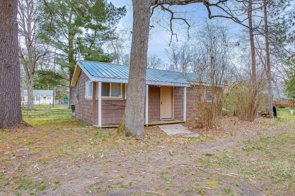 Updated Wellston Cabin, Walk to Lake Beach + Dock! view 4