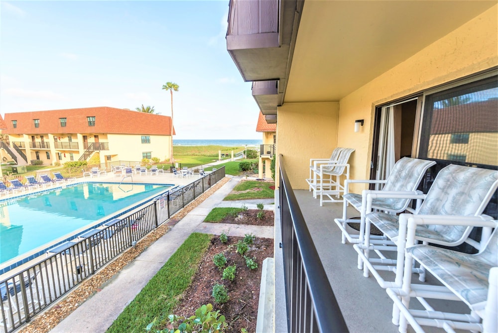 Cocoa Beach Club by Happy Palm Stays