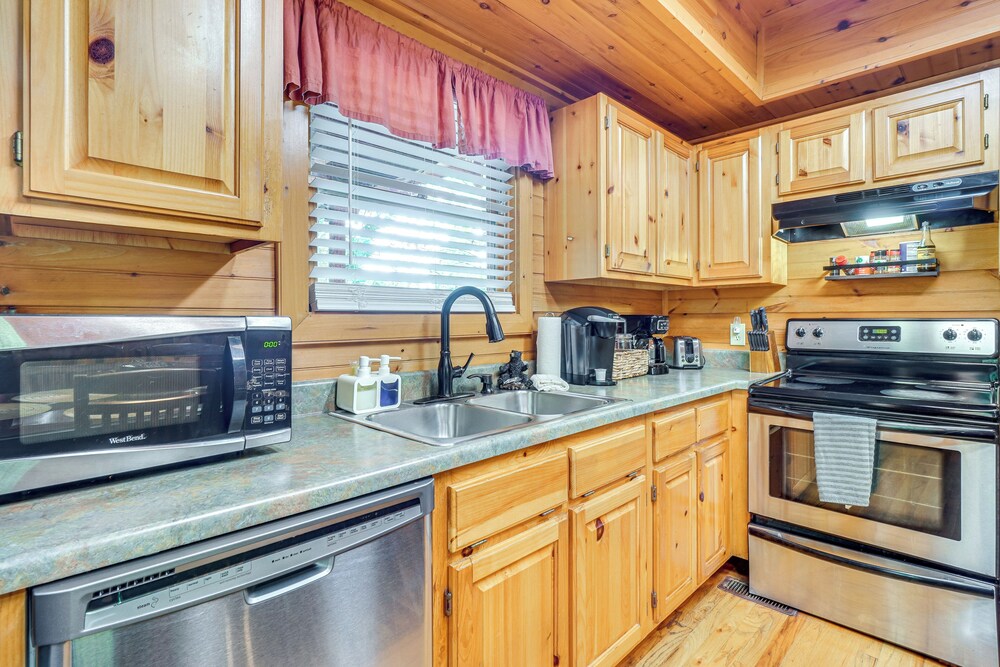 5 Mi to Gsmnp: Cabin w/ Hot Tub & Game Area