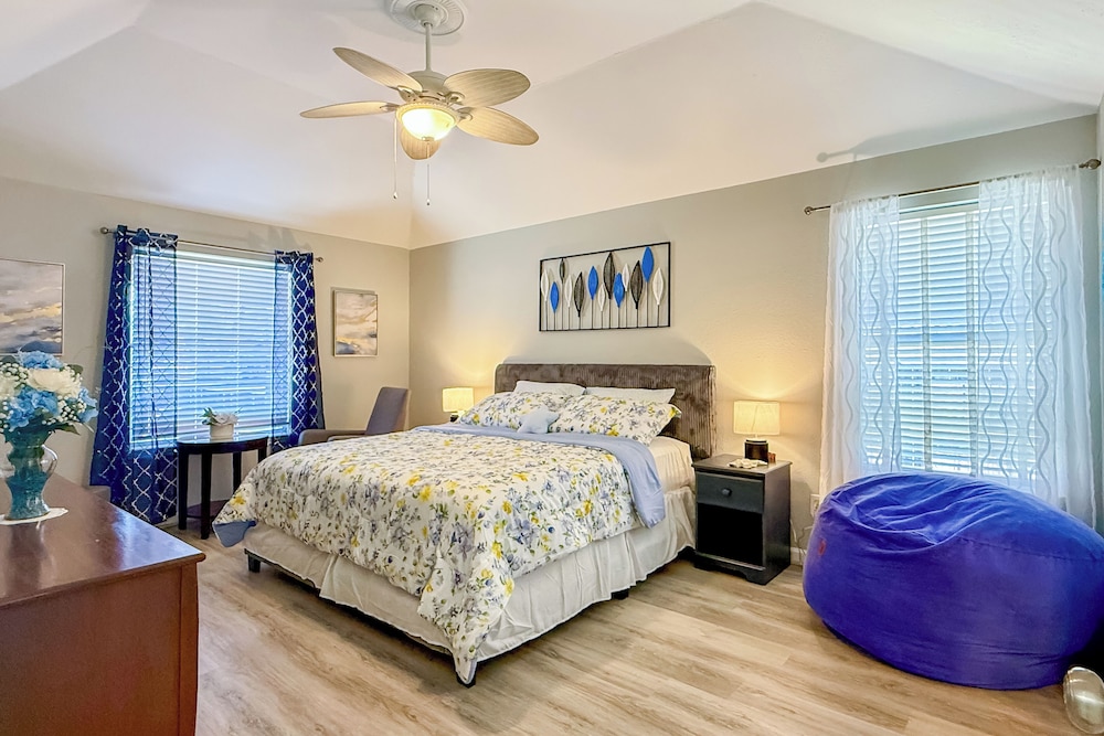 Swim & Unwind: Pet-friendly Home in Spring!