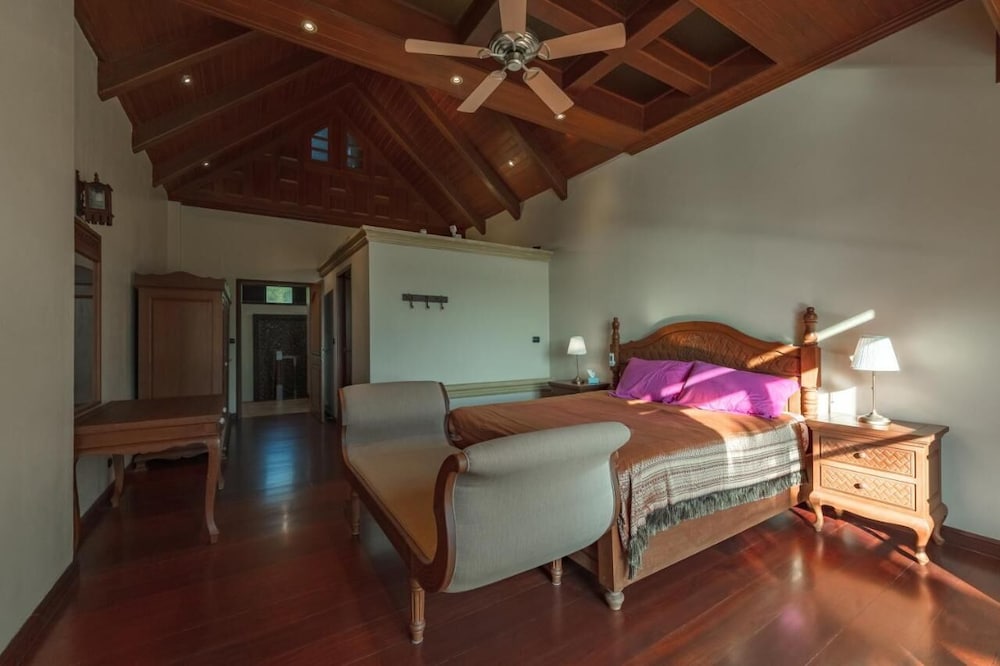 6BR Luxury Retreat in Layan Phuket V159