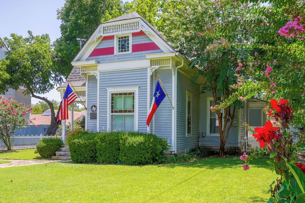Granbury Home w/ Fire Pit, Walk to The Square! view 5