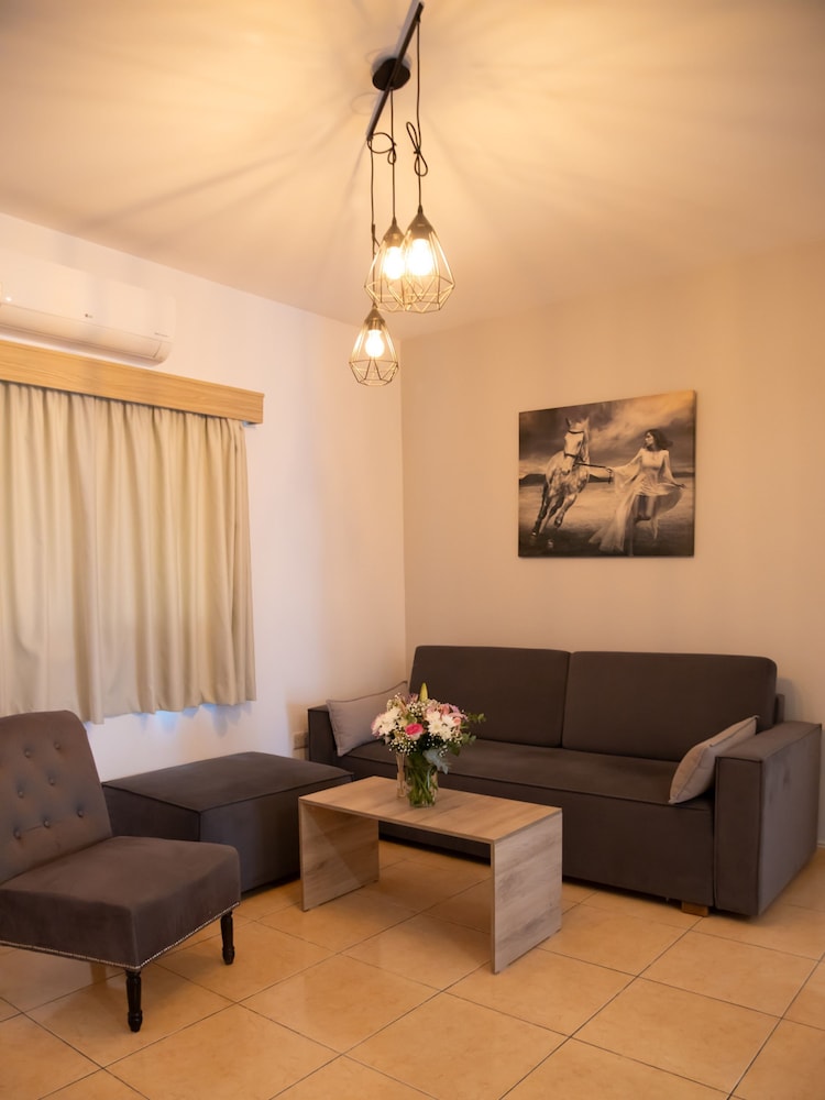 Valentina Apartments Central Paphos Beach Stay 2