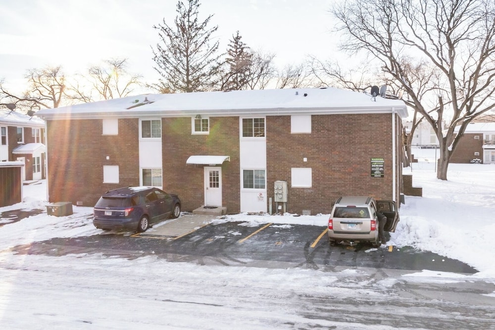 Modern 1BR Apt Near Lake & Downtown