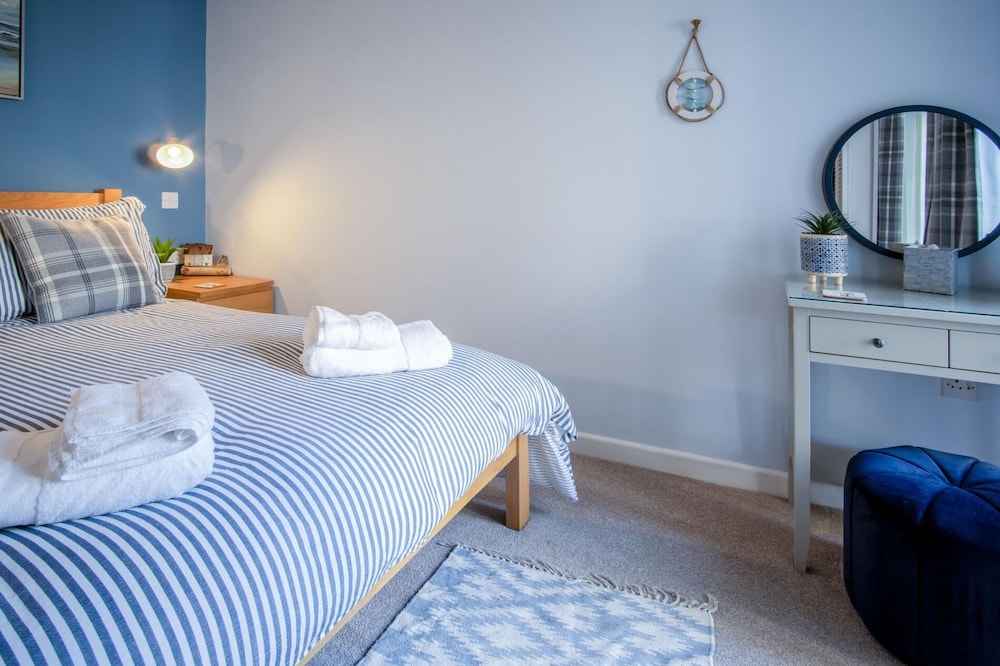 Beachcomber Seaside Apartment - 2 Bedroom - Tenby