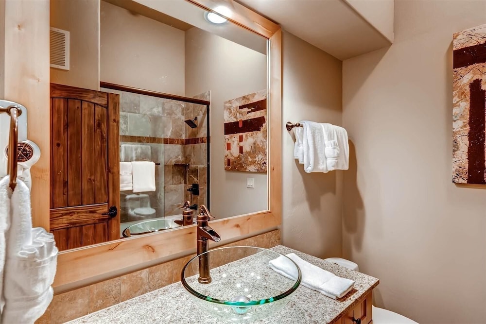 Boulevard Bend P2 3 Bedroom Condo by RedAwning