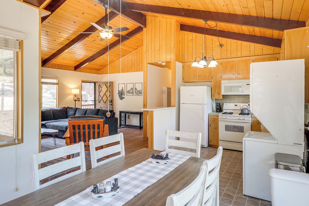 Mountain-view Haven w/ Deck in Pine Mountain Club