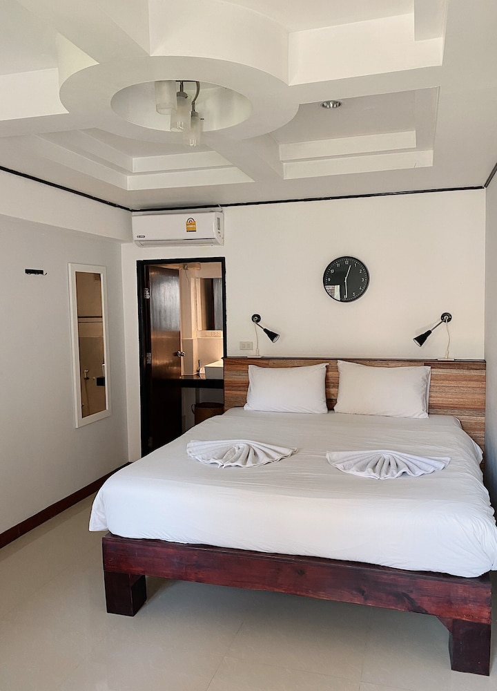 The Reef Hotel & Studios
