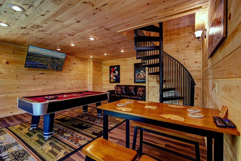 Grin Inn Bear It - 2 Bedrooms, 2 Baths, Sleeps 6 Home by RedAwning
