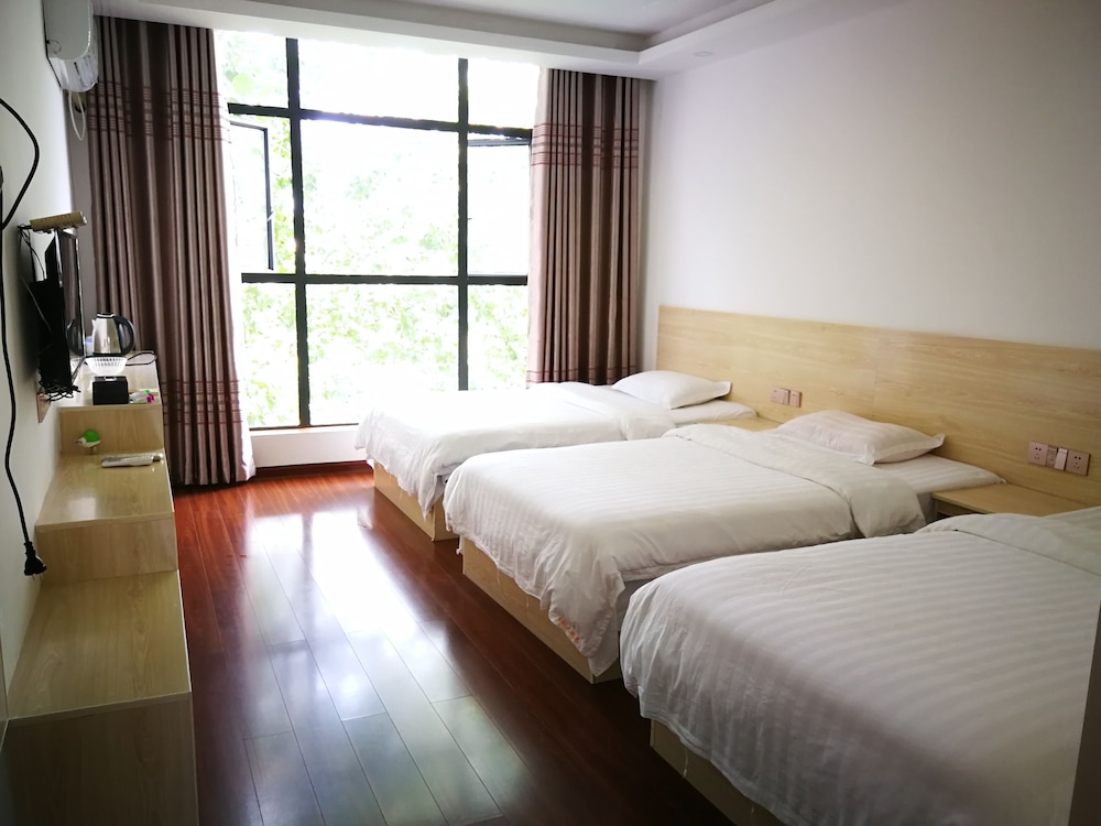 DONG JIANG HU XIANG CUN DA WAN CAI Hotel