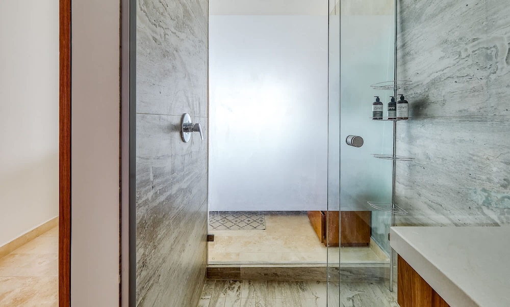 Luxury Oceanfront 3 BR Condo - Pools