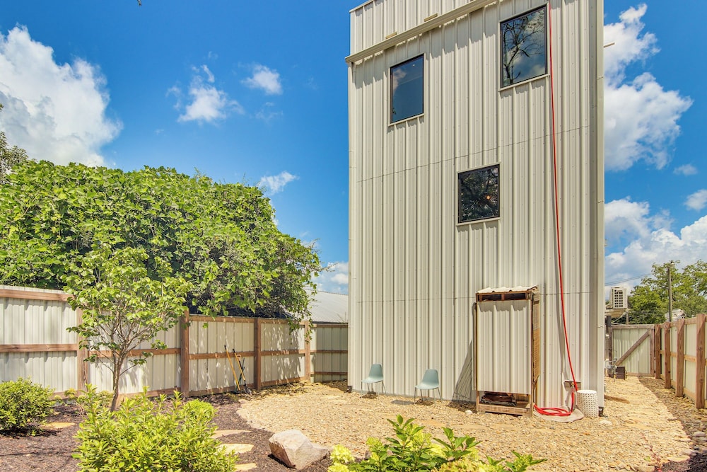 Rooftop Deck, Sweeping Views: Chic Home in Brevard