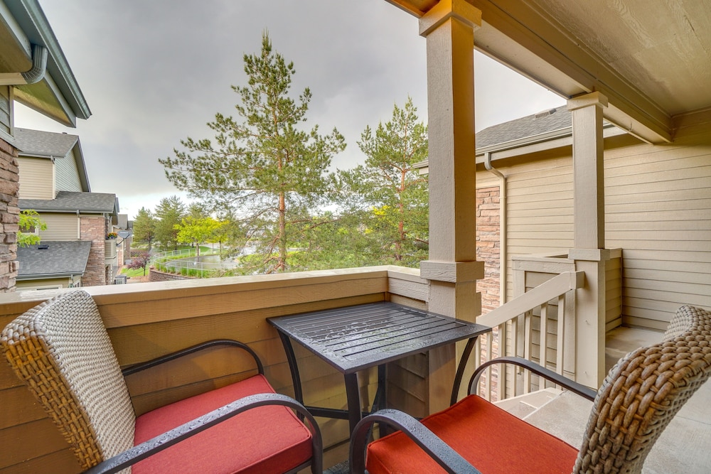 16 Mi to Dia: Townhome w/ Fireplace in Aurora