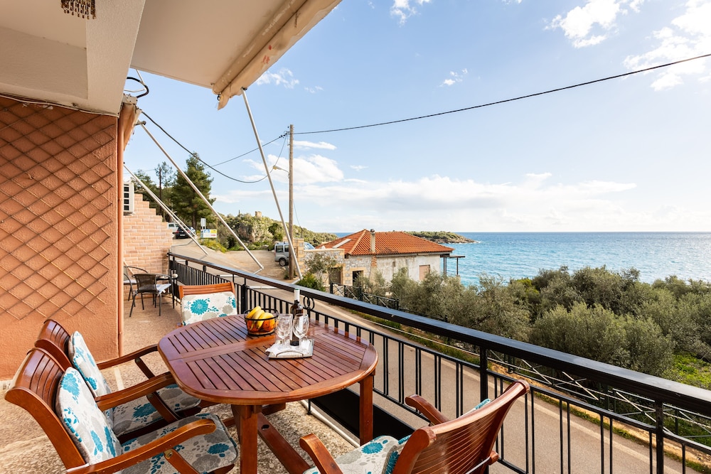 Sunset Serenity - Kardamili Seaside Getaway