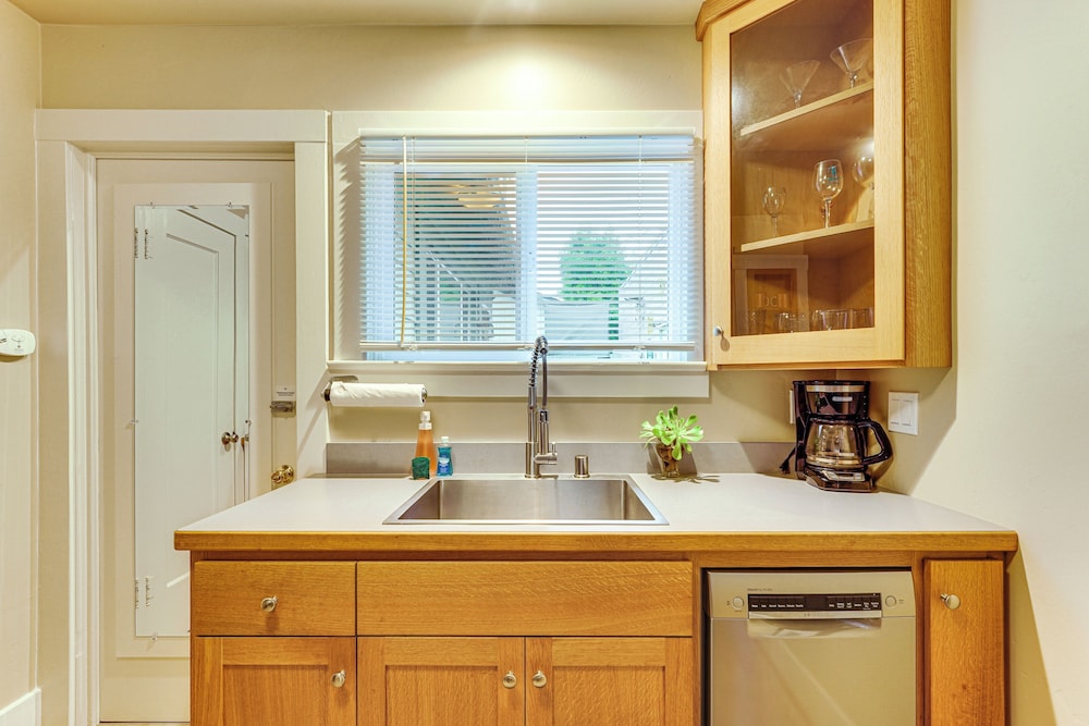 Inviting 1BR Patio Full Kitchen