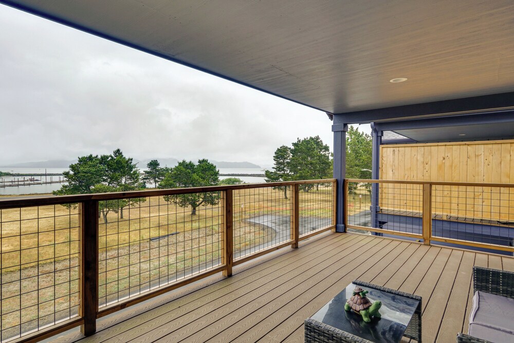 Columbia River Views: Spacious Hammond Getaway!