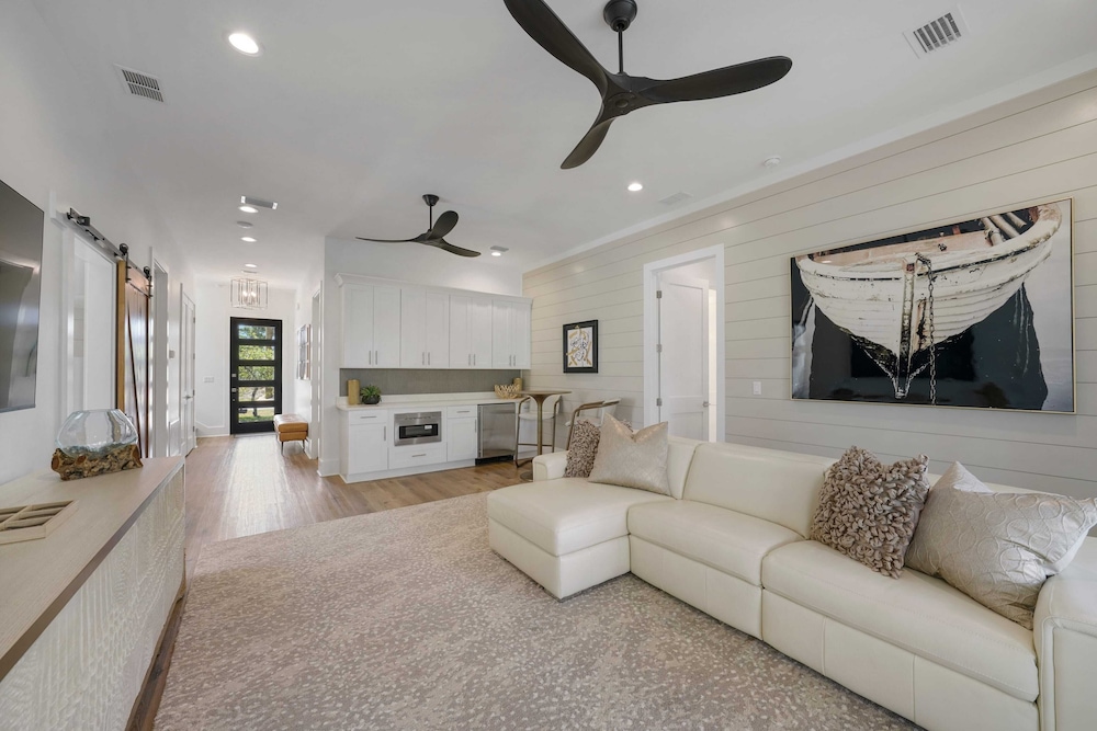 Sleeps 39 2 Luxe Homes w/ Free Golf Cart, Private Pool+spa 3 Blocks to Beach