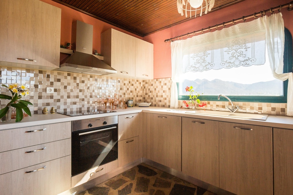 Gorgeous Stone Cottage by the sea view 4