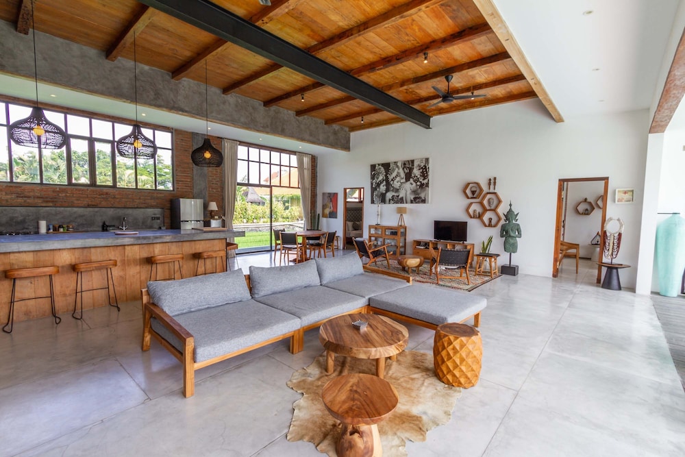 Villa Maje by Alfred in Bali - Tropical 3BD Villa w Pool Near Batu Belig Beach