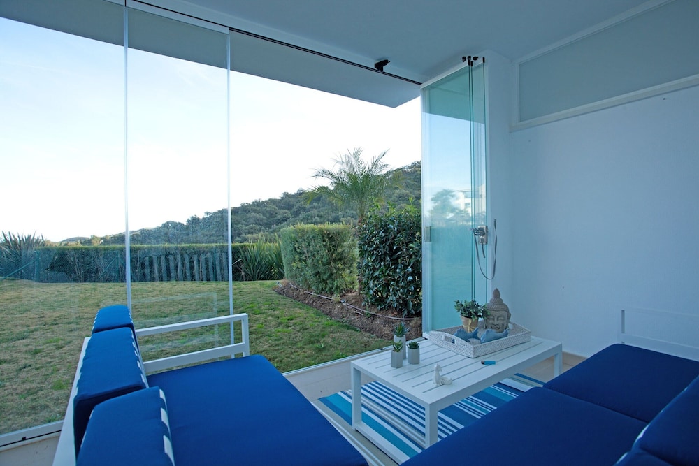 Modern Apartment With Pool